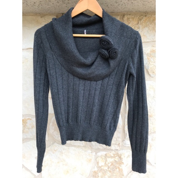 Flattering dark gray sweater - Picture 1 of 2